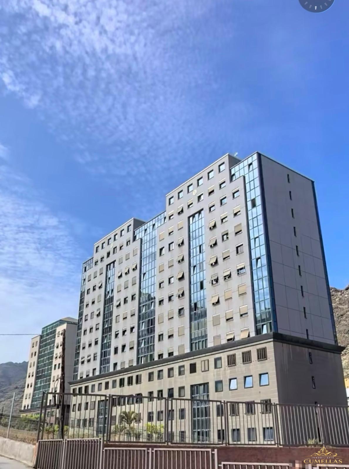 Amplia vivienda de 4 dormitorios con garaje y piscina en Residencial Anaga