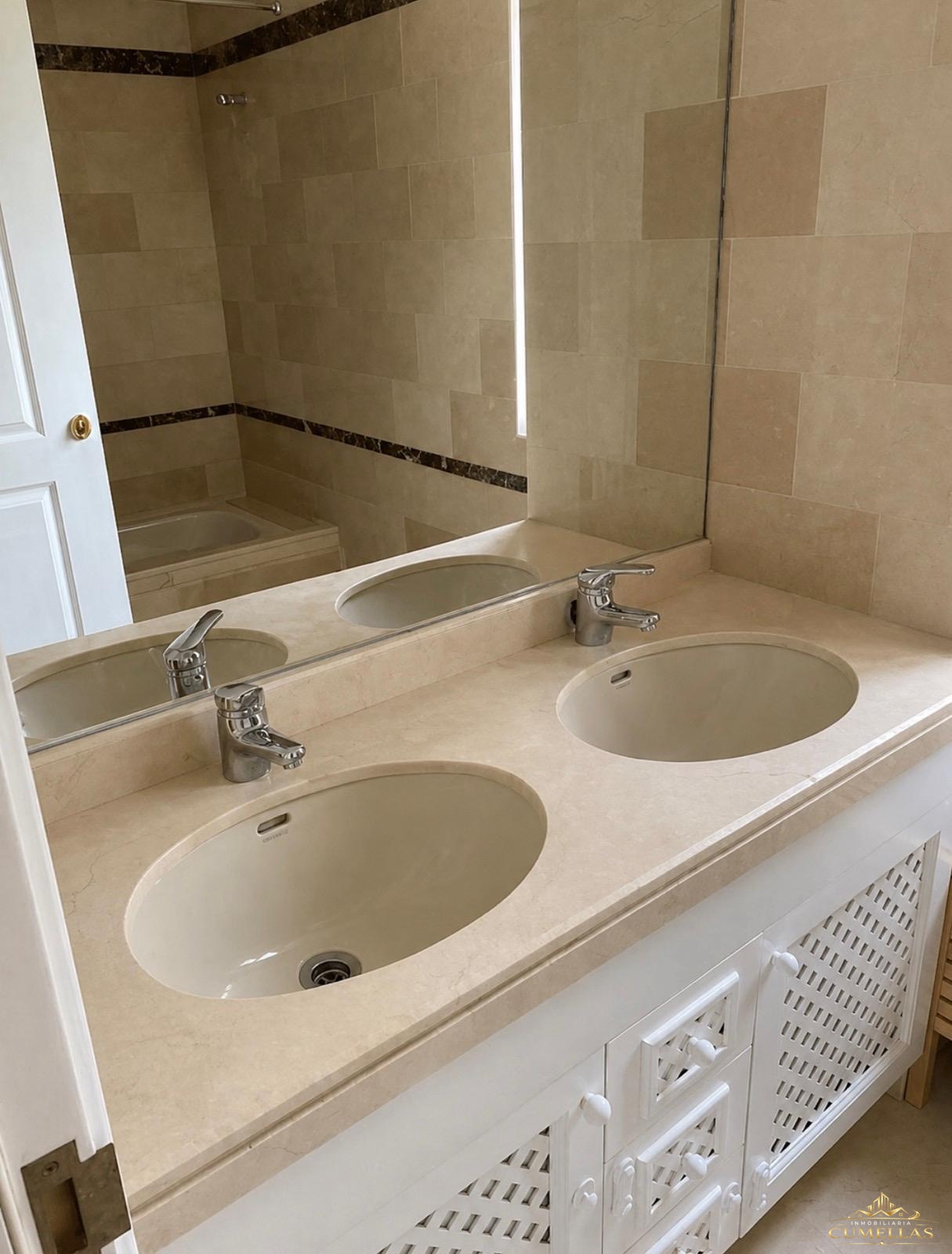 Amplia vivienda de 4 dormitorios con garaje y piscina en Residencial Anaga