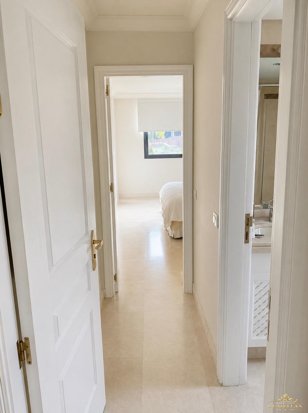 Amplia vivienda de 4 dormitorios con garaje y piscina en Residencial Anaga